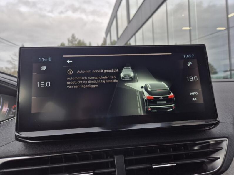 
								Peugeot 3008 GT full									