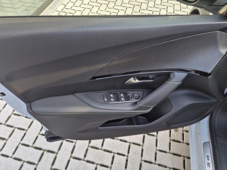 
								Peugeot 2008 GT MHEV full									
