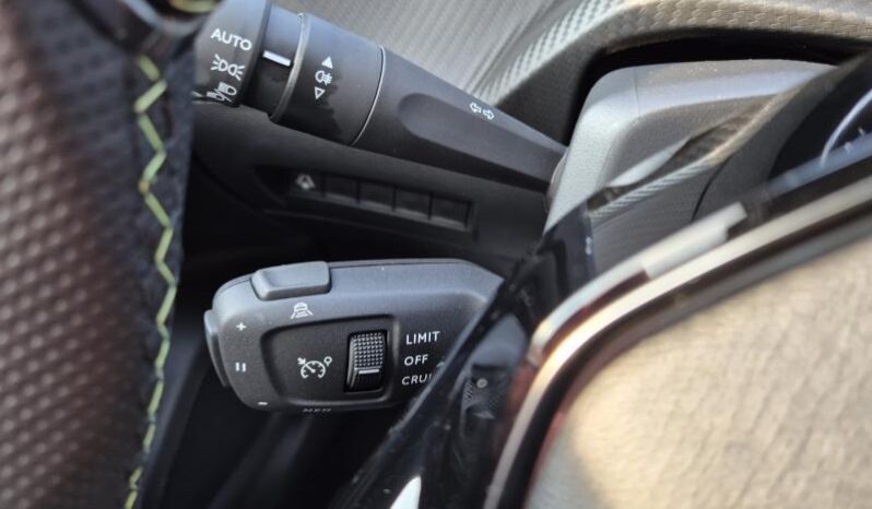 
								Peugeot 2008 GT MHEV full									
