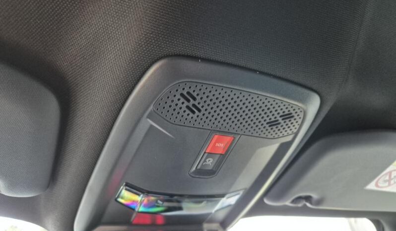
								Peugeot 2008 GT MHEV full									