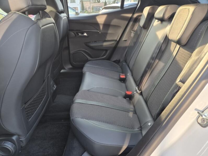 
								Peugeot 2008 GT MHEV full									