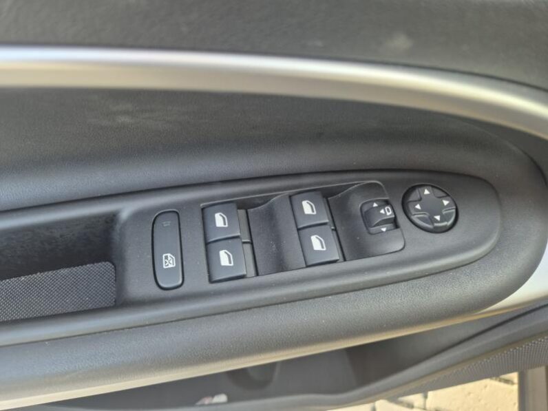 
								Jeep Avenger SUMMIT full									