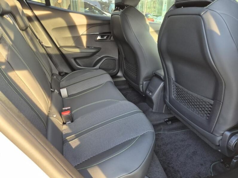 
								Peugeot 2008 GT MHEV full									
