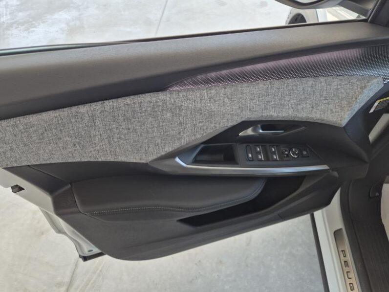 
								Peugeot 5008 GT full									