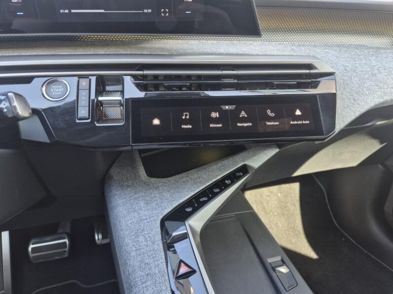 
								Peugeot 3008 GT full									