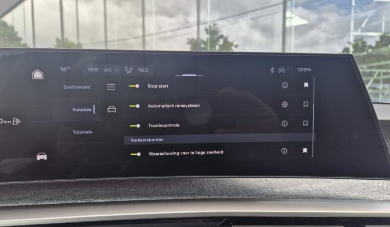 
								Peugeot 3008 GT full									