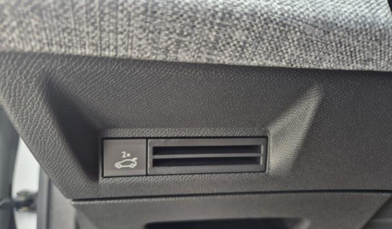 
								Peugeot 3008 GT full									