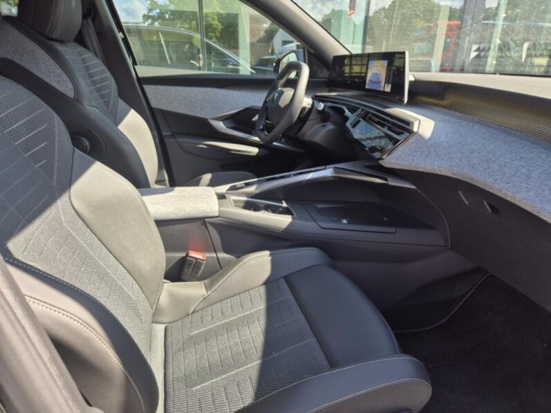 
								Peugeot 3008 GT full									