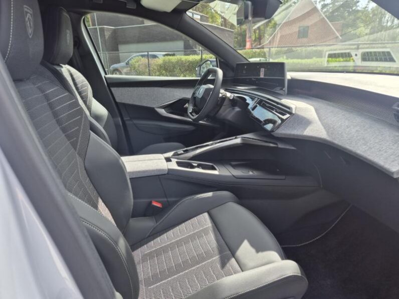 
								Peugeot 3008 GT full									