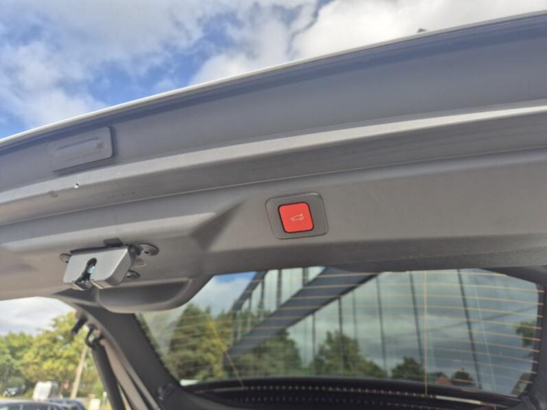 
								Peugeot 3008 GT full									