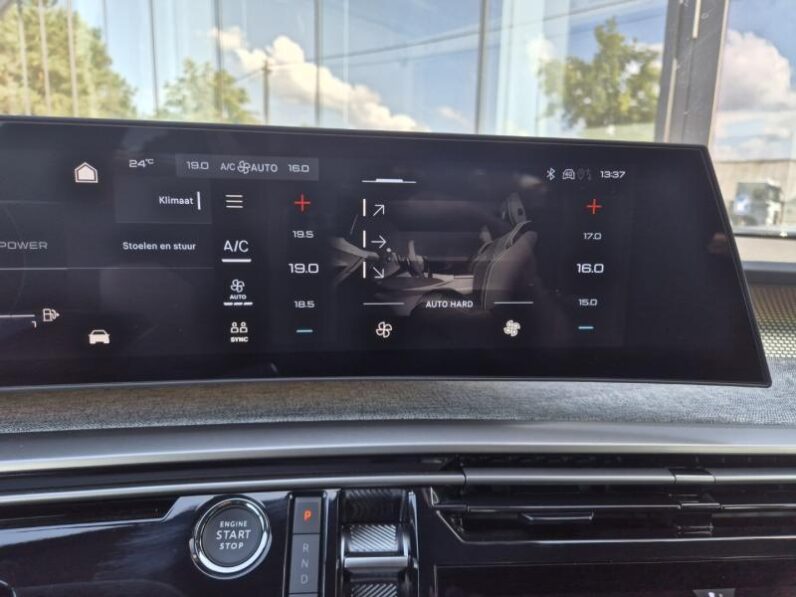 
								Peugeot 3008 GT full									