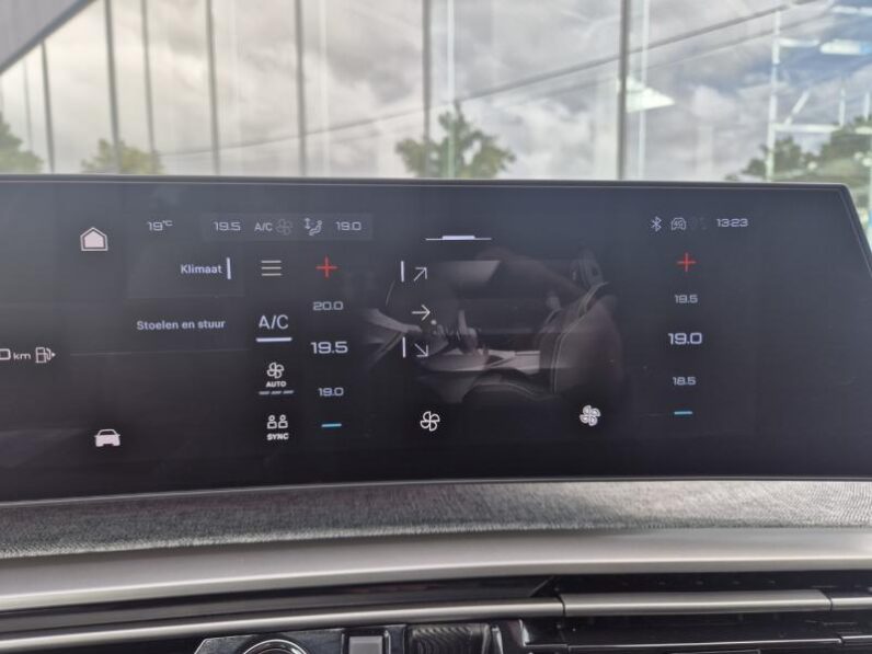 
								Peugeot 3008 GT full									