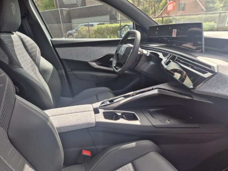 
								Peugeot 3008 GT full									