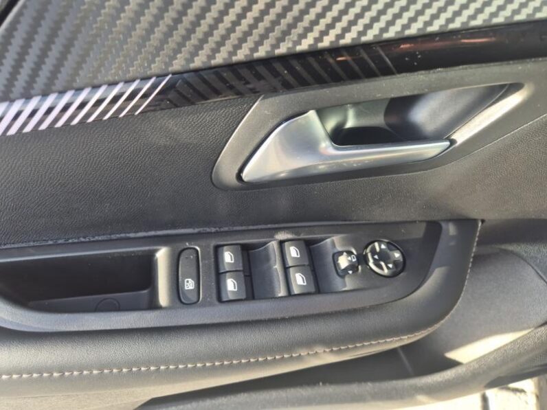
								Peugeot 208 ALLURE full									