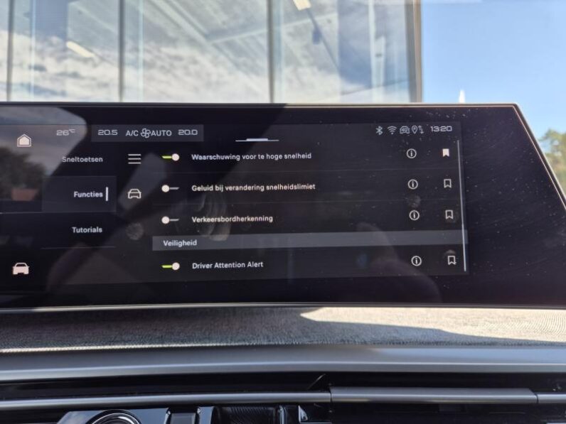 
								Peugeot 3008 GT full									