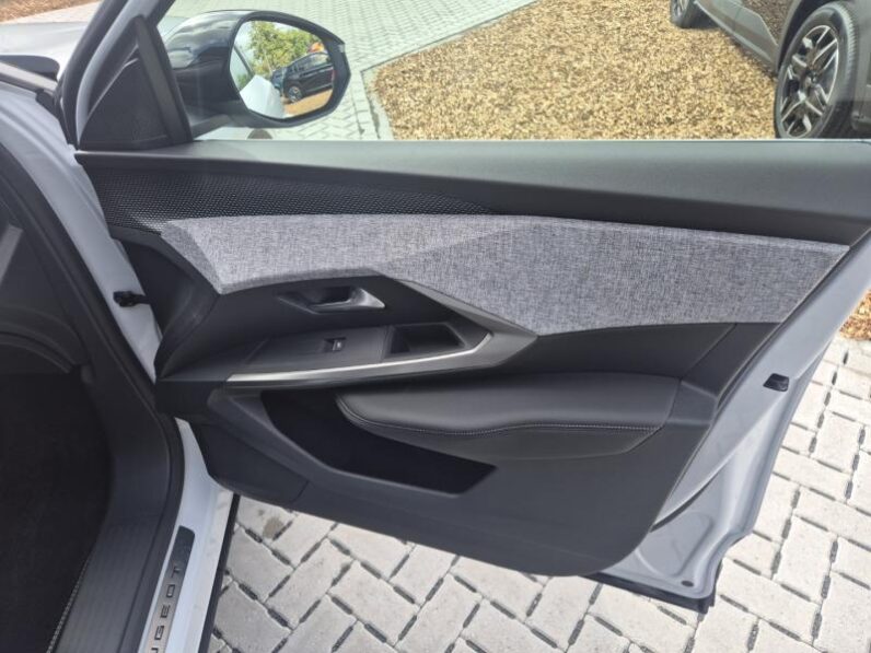 
								Peugeot 3008 GT full									
