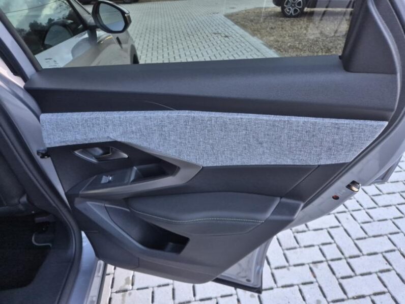 
								Peugeot 3008 GT full									