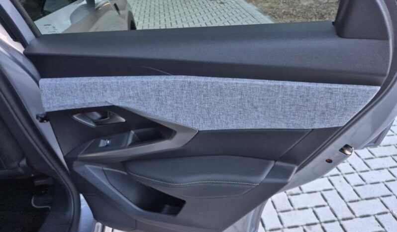
								Peugeot 3008 GT full									