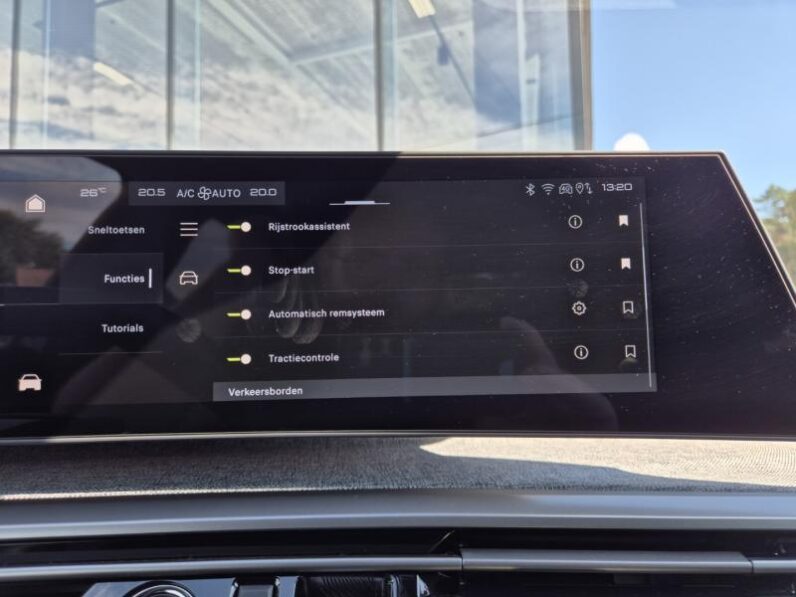 
								Peugeot 3008 GT full									