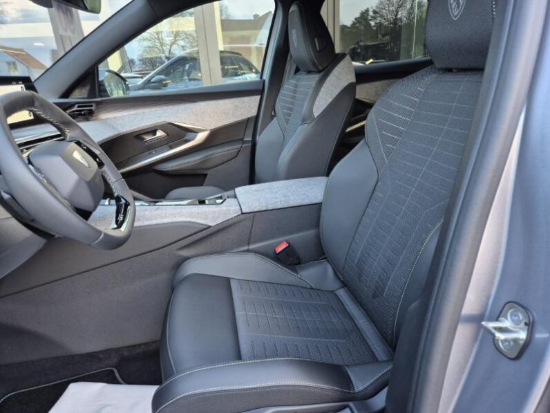 
								Peugeot 3008 GT full									