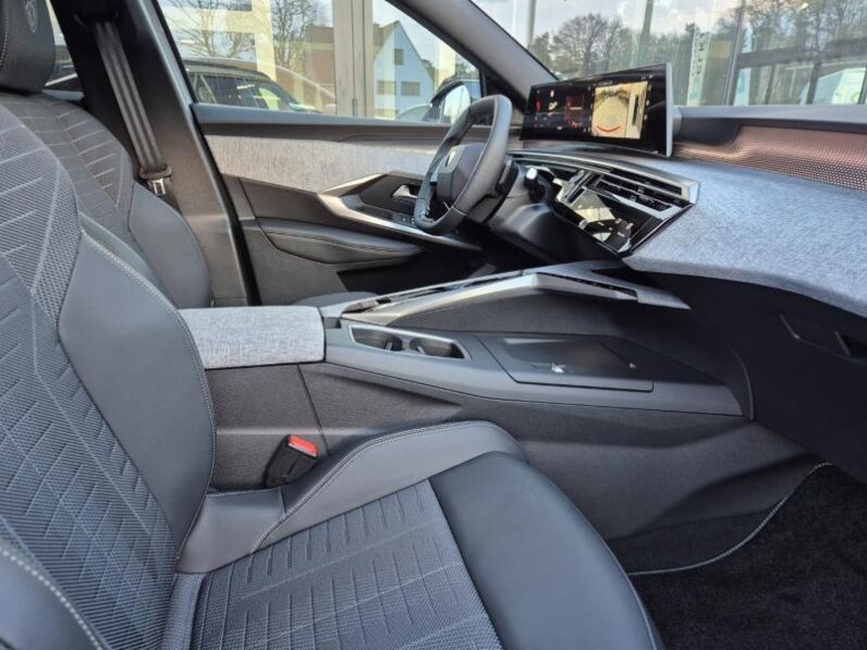
								Peugeot 3008 GT full									