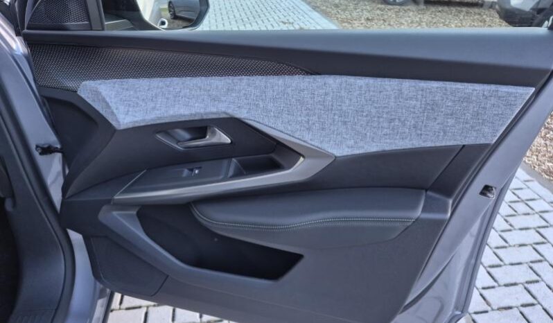 
								Peugeot 3008 GT full									