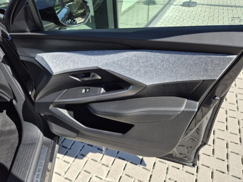 
								Peugeot 3008 GT full									